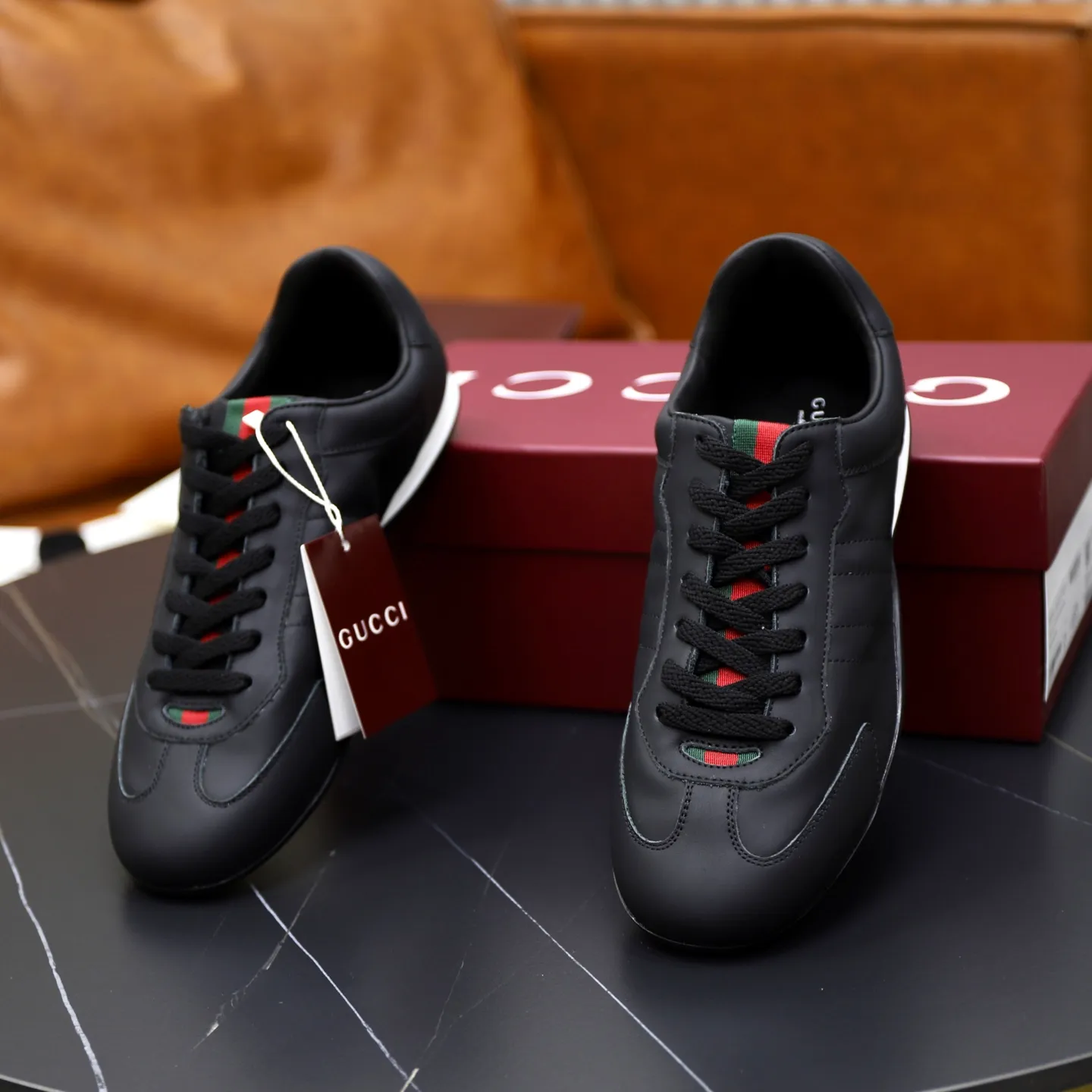 Ex-factory price: 580💰💰Gucci Shift series couple's sports shoes ❗❗ The Gucci Shift series is newly launched, with a lightweight design that reinterprets sports style. The neat silhouette adds a sense of freedom and exudes sophistication when moving. The webbing detail runs like an endless ribbon throughout the design, and the side seam details add a finishing touch. ❗Original development ❗Washed effect cowhide upper ❗Two-color Tpu outsole ❗Size: Female 35-41 Male 39-45